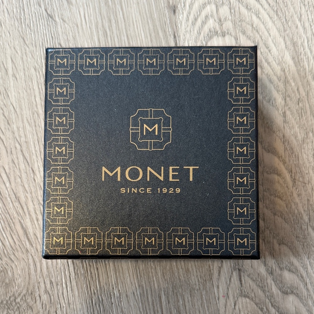 Monet Compact
